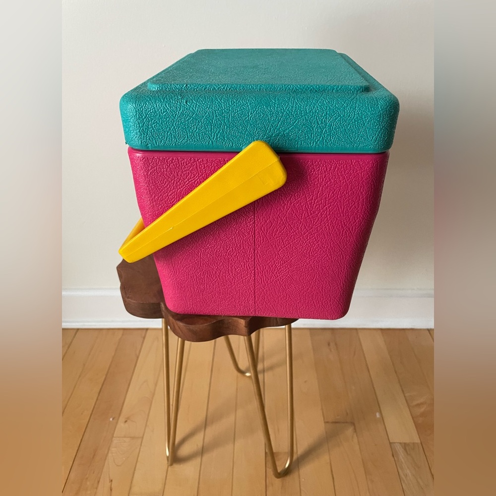 Igloo Teal and Pink Cooler with Yellow Handle - Picture 7 of 9